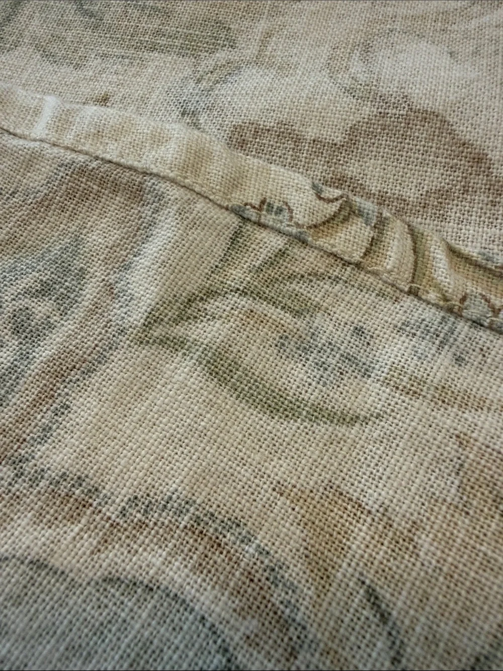 Vintage Linen Blend 65” Round Tablecloth and 4 19” Napkins, Botanical Print